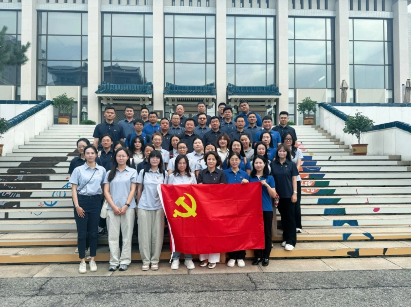 銘記歷史，砥礪前行—— 中建材信息各黨支部開展《南京照相館》觀影活動